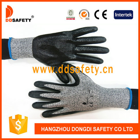 Cut-resistant glove with black nitrile Cut-resistant glove with black nitrile